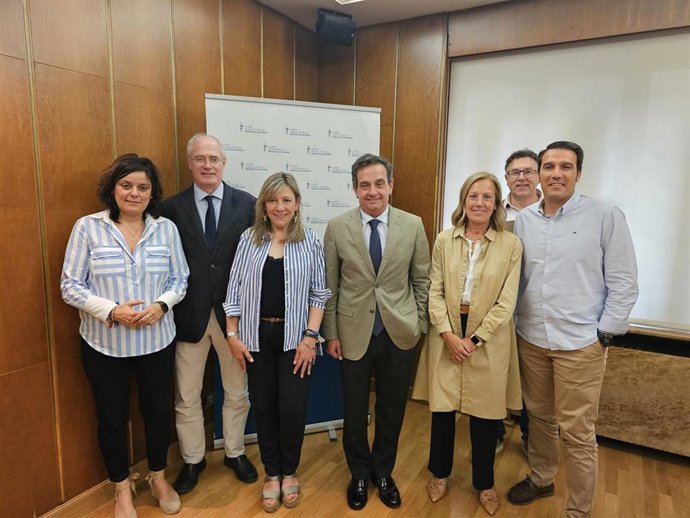 La candidata del PP al Congreso por Asturias, Esther Llamazares, en el Colegio de Médicos de Asturias.