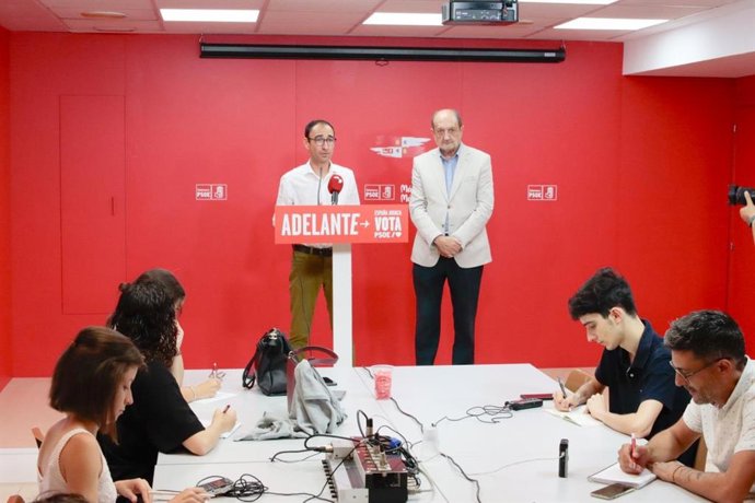 El cabeza de lista al Congreso por los socialistas salmantinos, David Serrada (i), junto al candidato al Senado por la provincia, Aquiles Magide (d).