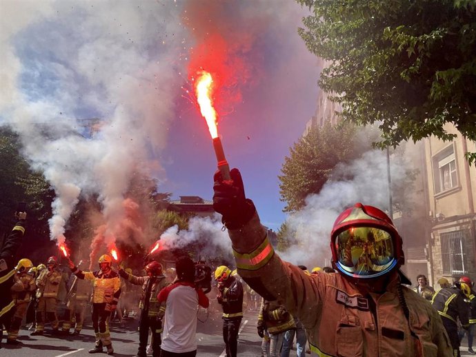 Protesta de bomberos comarcales en Santiago