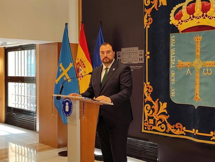 El presidente del Principado de Asturias en funciones, Adrián Barbón, en rueda de prensa.