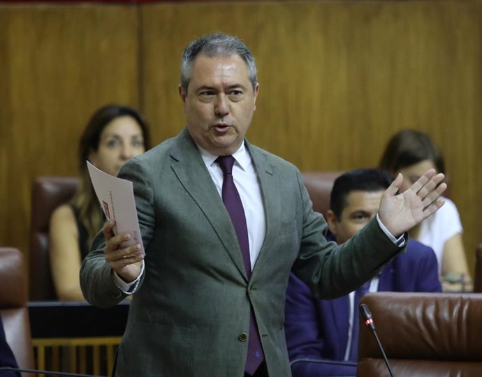 El secretario general del PSOE-A, Juan Espadas, en el Pleno del Parlamento andaluz.