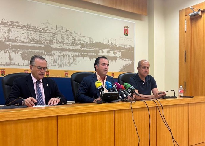 El concejal de Medio Ambiente, Parques, Jardines y Hábitat Urbano en el Ayuntamiento de Talavera, David Moreno (centro).