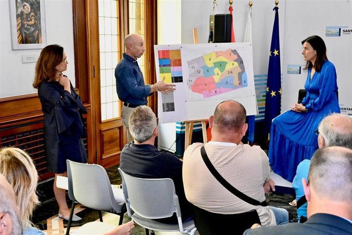 La alcaldesa, Gema Igual, explica a los vecinos la puesta en marcha del plan de mejora de la presión en General Dávila