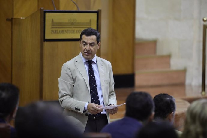 El presidente de la Junta de Andalucía, Juanma Moreno, este jueves en el Pleno del Parlamento en su respuesta al portavoz del PP-A, Toni Martín.