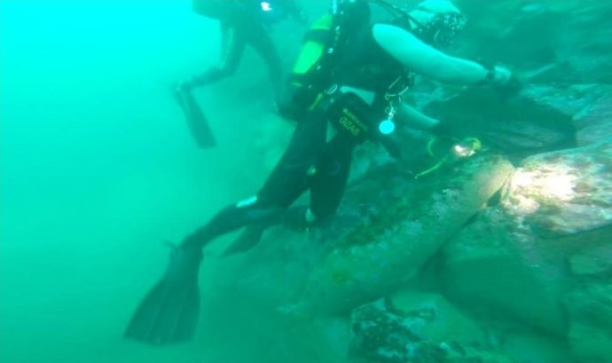 Retirada de un artefacto de la Guerra Civil en aguas de la Bahía de Pasaia (Gipuzkoa)
