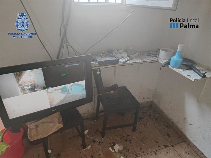 El punto de venta contaba con cámaras de seguridad que mandaban las imágenes al interior en dos monitores.