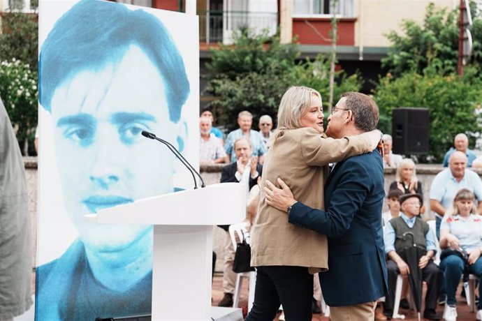 Marimar Blanco abraza al presidente del PP y candidato a la presidencia del Gobierno, Alberto Núñez Feijóo, durante el homenaje a su hermano