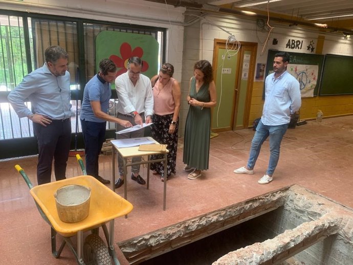 El delegado de Desarrollo Educativo y Formación Profesional, y de Universidad, Investigación e Innovación, Miguel Briones, ha realizado una visita técnica a las obras de instalación de un ascensor en el CEIP Miguel Hernández