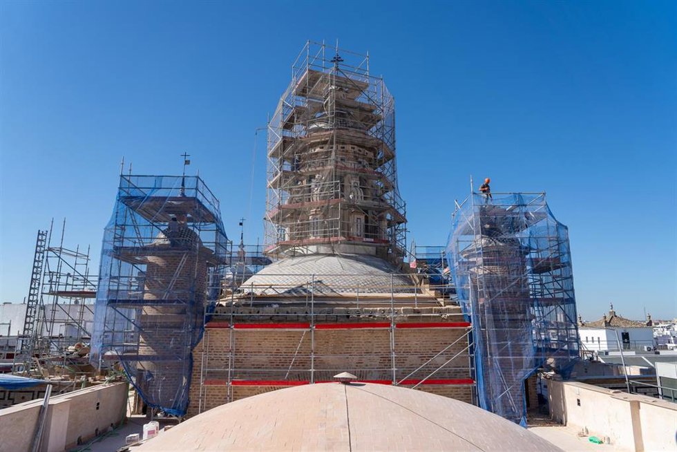 Imágenes de la restauración de las cubiertas de la Iglesia de la Anunciación por parte de la Universidad de Sevilla.