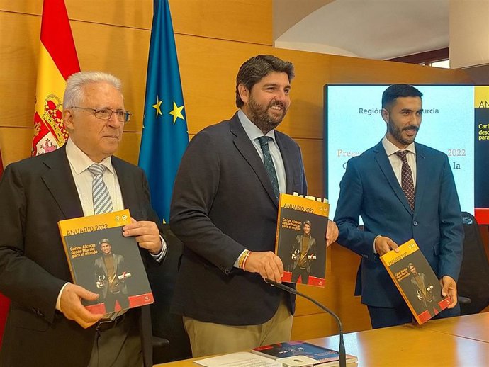 Fernando López Miras, acompañado por Arturo Andreu, decano del Colegio Oficial de Periodistas de la Región de Murcia (1i) y por Ángel Blasco, director del Anuario (1d).