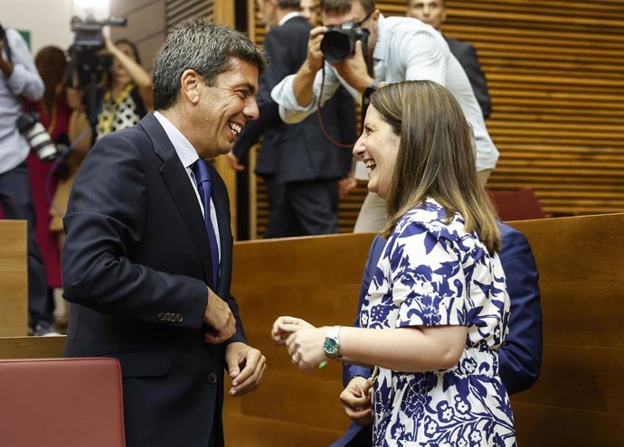 La síndica de VOX en Les Cortes, Ana Vega, y el presidente del PPCV, Carlos Mazón, conversan durante el pleno de investidura del president de la Generalitat Valenciana. 
