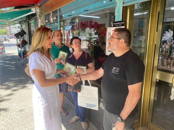 La candidata de Vox al Congreso se reúne con vecinos y comerciantes de El Cerezo.