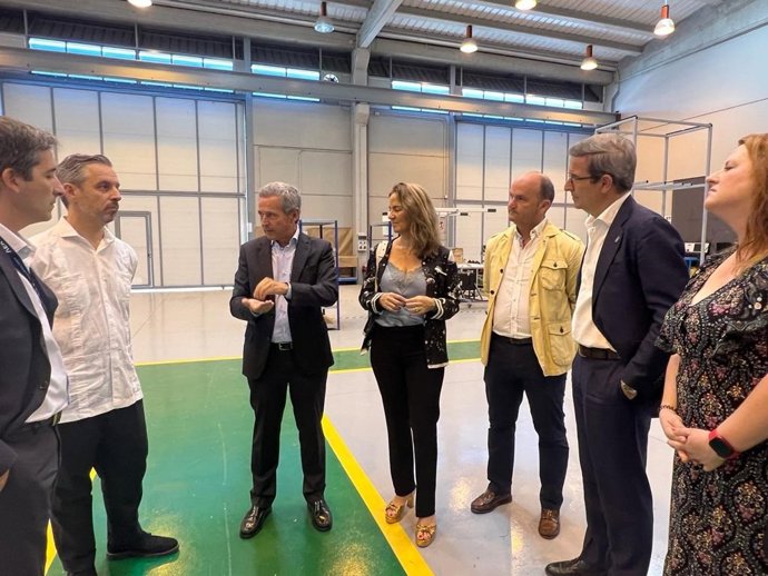 El candidato popular Juan Bravo, segundo por la izquierda, visita la empresa Aertec Solution, en La Rinconada.