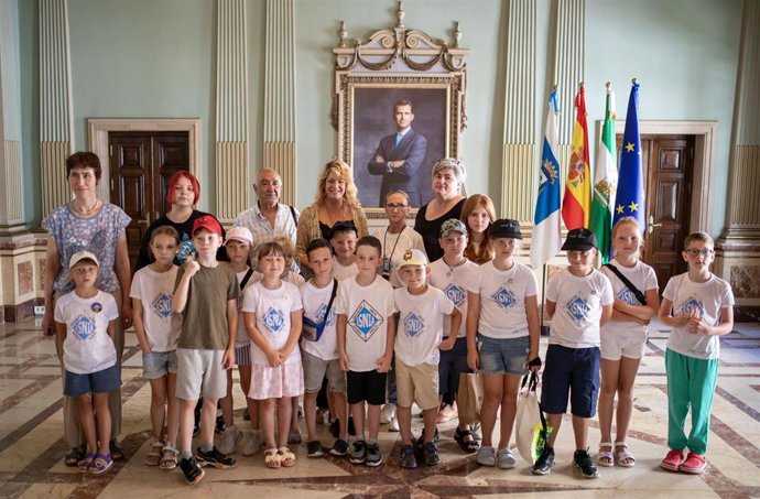 La alcaldesa de Huelva, Pilar Miranda, recibe en el Ayuntamiento a los menores ucranianos.