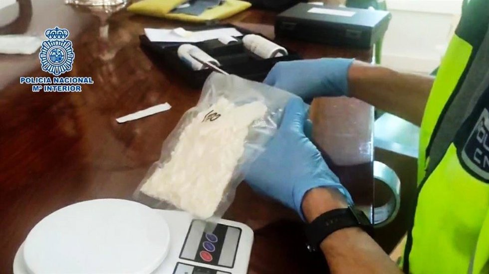 Imagen de archivo de un investigador de la Policía Nacional manejando estupefacientes