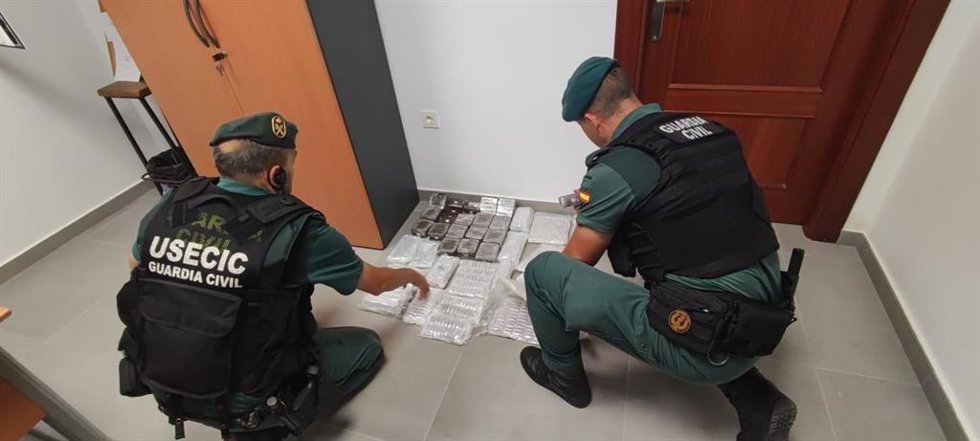 Los agentes junto a la droga.
