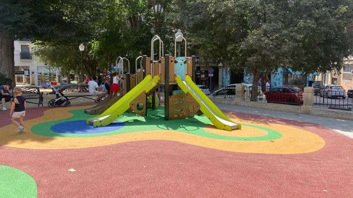 El Ayuntamiento renueva la plaza de Calvo Sotelo con juegos infantiles inclusivos y sustitución del pavimento