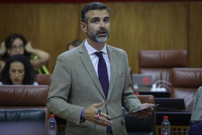 El consejero de Sostenibilidad, Medio Ambiente y Economía Azul de la Junta, Ramón Fernández-Pacheco, durante su intervención en el Pleno del Parlamento andaluz 