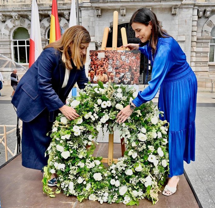 La presidenta de Cantabria, María José Sáenz de Buruaga,y la alcaldesa de Santander, Gema Igual, en la ofreda floral a Miguel Ángel Blanco