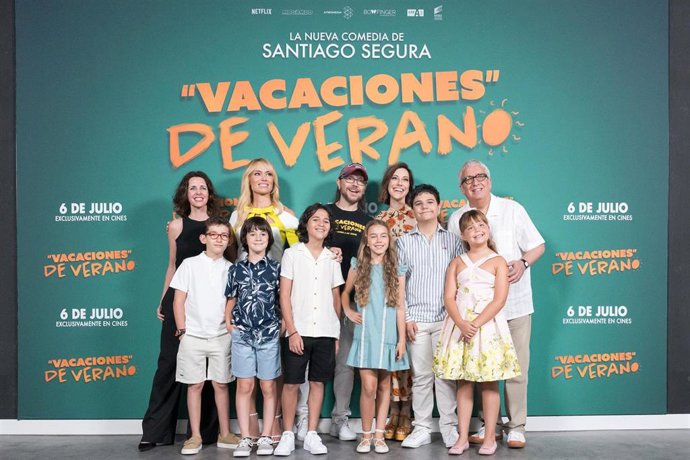 Foto de familia durante un photocall en la presentación de su nueva película Vacaciones de verano, en Sony Pictures, a 4 de julio de 2023, en Madrid (España).