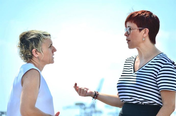 La cabeza de lista de Compromís-Sumar a las elecciones generales, Águeda Micó, y la portavoz adjunta de Compromís en el Ayuntamiento de Valncia, Papi Robles,