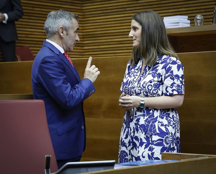 Miguel Barrachina, del PP; charla con Ana Vega, de Vox