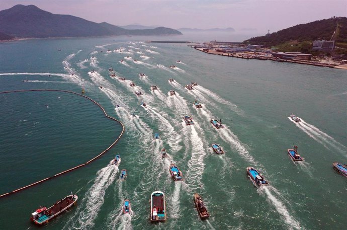 Imagen de archivo de una protesta de pescadores surcoreanos por la liberación de agua radiactiva tratada procedente de la central de Fukushima.