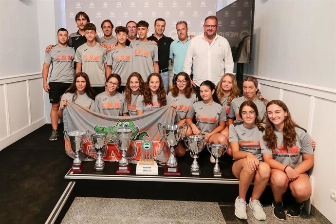 El alcalde de Mérida recibe al Club Natación Mérida en el ayuntamiento.