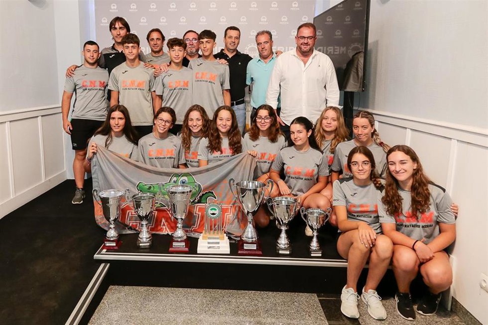 El alcalde de Mérida recibe al Club Natación Mérida en el ayuntamiento.
