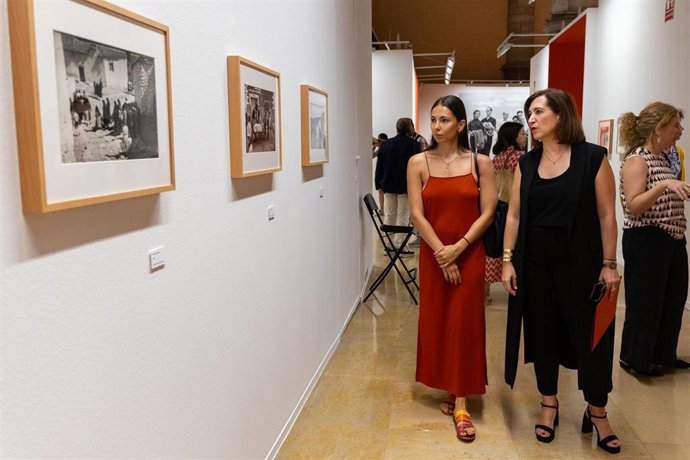 La consejera municipal de Cultura, Educación y Turismo, Sara Fernández, junto con la hija de Carlos Saura, Anna Saura, en la inauguración de la muestra "Carlos Saura fotógrafo. Una vida tras la cámara", en La Lonja
