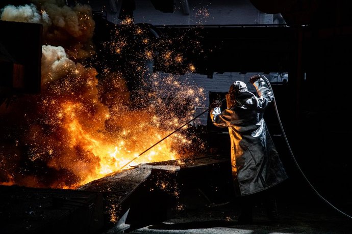 Archivo - 08 July 2021, Czech Republic, Ostrava: A steel worker works at blast furnace  in a plant of the Liberty Ostrava Steelworks. Photo: Pryek Vladimír/CTK/dpa