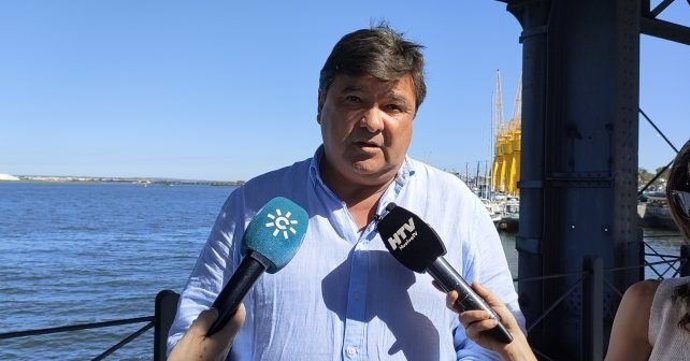El candidato número uno al Congreso por el PSOE de Huelva, Gabriel Cruz, en rueda de prensa este jueves.