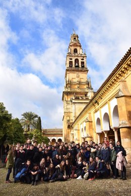 Archivo - Jóvenes en la Mezquita-Catedral de Córdoba.