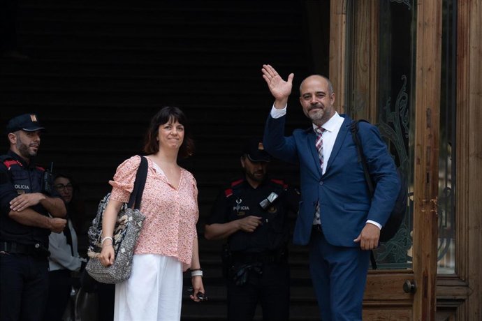El exconseller de Interior de la Generalitat de Catalunya Miquel Buch llega acompañado de su mujer a un juicio en la Audiencia de Barcelona, a 28 de junio de 2023, en Barcelona, Catalunya (España). 