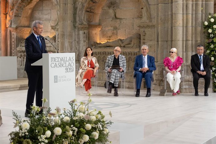 El titular de la Xunta de Galicia, Alfonso Rueda, preside la ceremonia de imposición de las Medallas Castelao, que se celebran en la Iglesia de San Domingos de Bonaval, en la que está el Panteón dos Galegos Ilustres