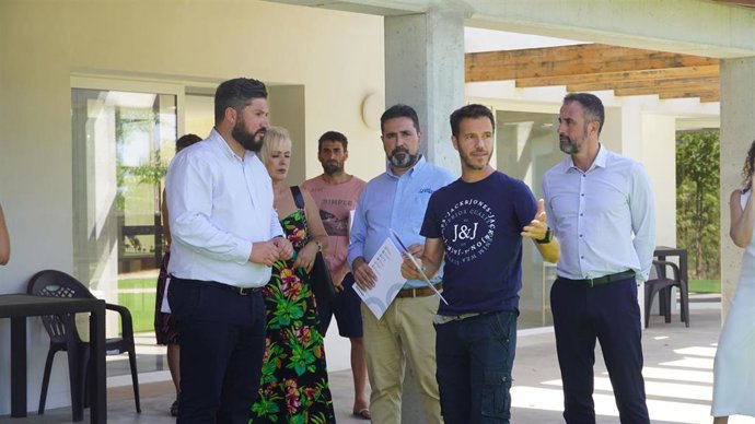 El alcalde de Marratxí y regidor de Urbanismo, Jaume Llompart, y la regidora de Servicios Sociales, Elvira García, visitan las instalaciones de la fundación Aspace