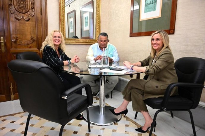 La alcaldesa de Granada, Marifrán Carazo, se reúne con la Federación Municipal de Comercio y el Centro Comercial Abierto.