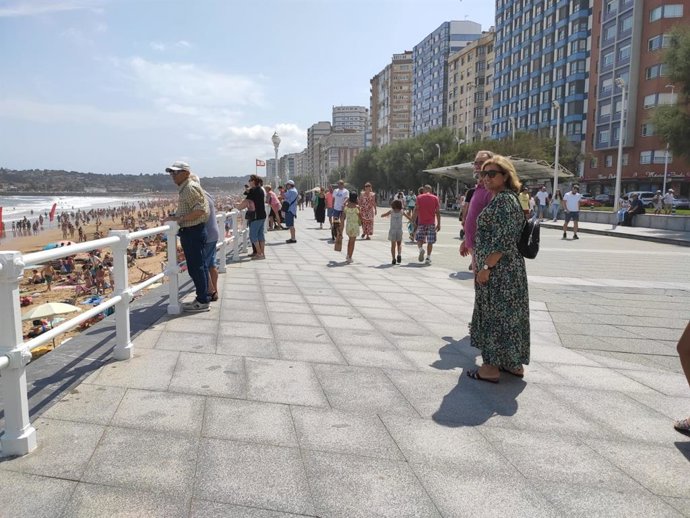 Archivo - Playa de San Lorenzo, en Gijón, en agosto, turismo