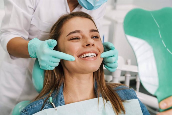 Las carillas dentales pueden corregir una gran variedad de problemas de salud y de estética - SHUTTERSTOCK 