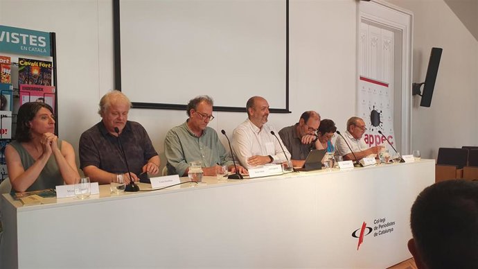 Mnica Estruch, Lluís Gendrau, Xavier Antich, Germ Capdevila, scar Escuder, Miriam Serr y Eliseu Climent en la rueda de prensa organizada por la APPEC en el Colegio de Periodistas de Barcelona.