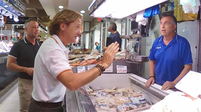 El candidato de Vox en las elecciones del 23J al Congreso, Jorge Campos, visita el mercado del Olivar de Palma.