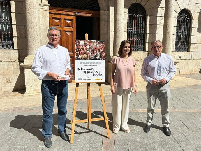 El presidente del PP de Teruel, Joaquín Juste, y los candidatos al Senado, Emma Buj y Manuel Blasco,en el acto de recuerdo al concejal 'popular' de Ermua (Guipúzcoa) Miguel Ángel Blanco, en el vigésimo sexto aniversario de su secuestro y asesinato por E