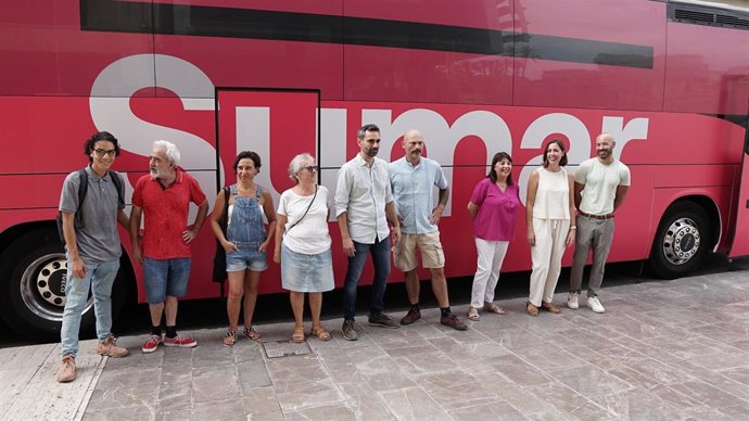 El cabeza de lista al Congreso de Compromís-Sumar por Alicante, Txema Guijarro, la número cuatro de la lista, Esther Bravo, y otros miembros de la candidatura.