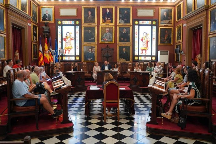 Constitución de la Mesa de Negociación de Funcionarios del Ayuntamiento de Palma, con la asistencia del alcalde, Jaime Martínez, y los representantes sindicales.
