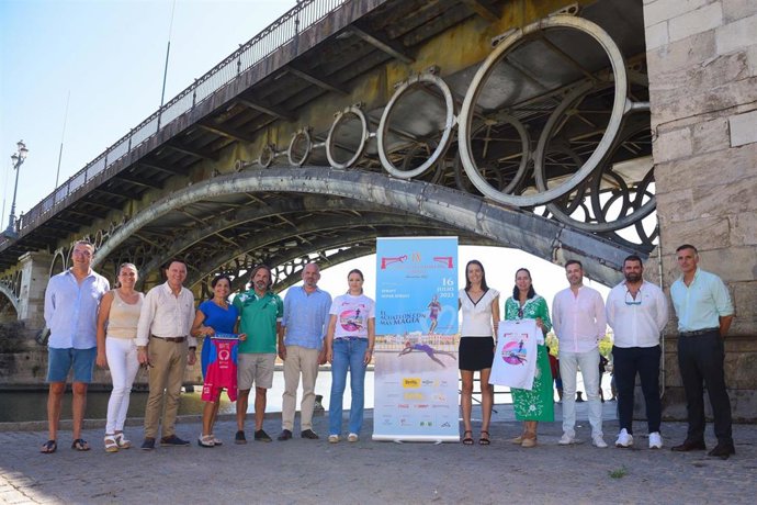 La delegada de Deportes, Minerva Salas, y el delegado de Triana, Manuel Alés, en la presentación del Acuatlón Velá de Santa Ana 'Memorial Íñigo Vallejo'.