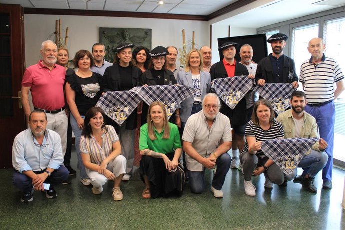 Pregoneras y Txupineros junto a la alcaldesa de Barakaldo, Amaia del Campo.