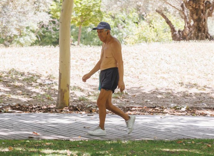 Un hombre paseando en el Parque del Manzanares