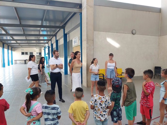 La delegada de la Junta en Almería visita una escuela de verano en Alhama de Almería.
