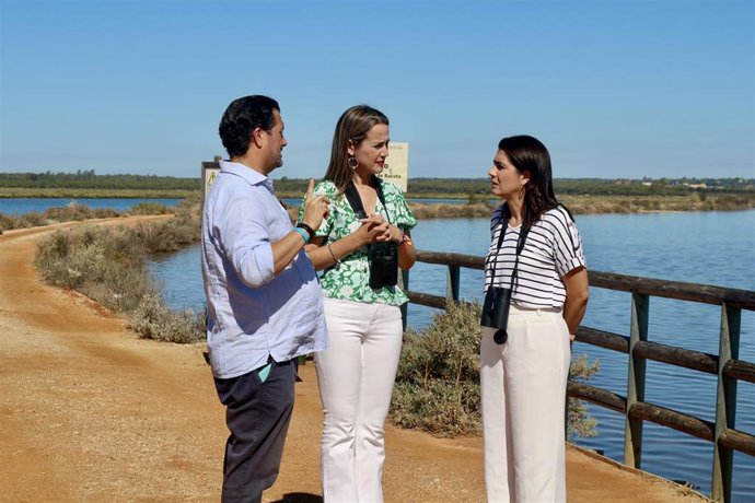 La candidata número uno del PP de Huelva al Congreso de los Diputados, Bella Verano, en su visita al paraje natural Marismas del Odiel de Huelva capital.