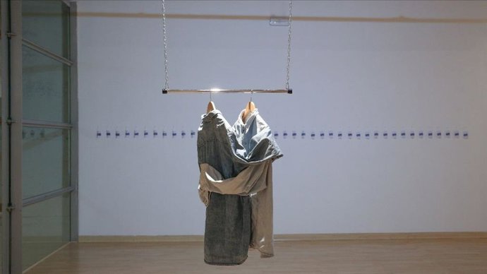 La instalación 'Camisas abrazo y 41 etiquetas' de María Fernández Ortíz gana el primer premio de la Muestra Joven de Artes Visuales Málagacrea 2023.